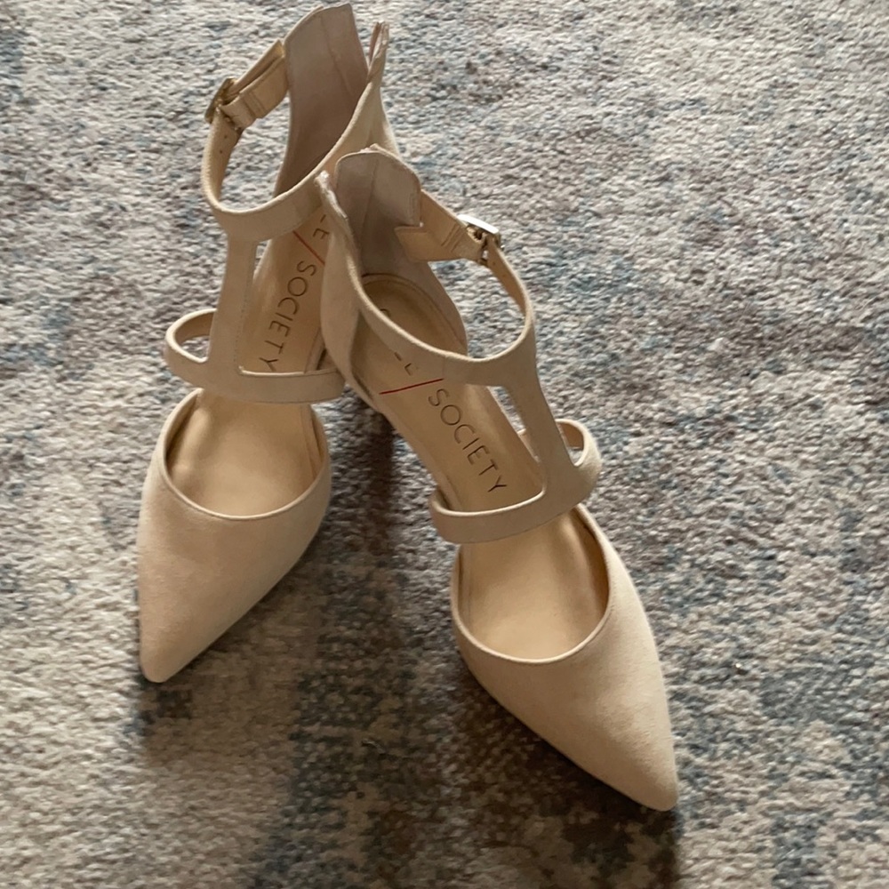 Sole Society pointed toe, kitten heel! Size 9.